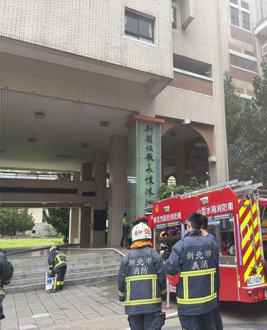 新北市新店高中地下室機房發生火警。（圖／翻攝畫面）