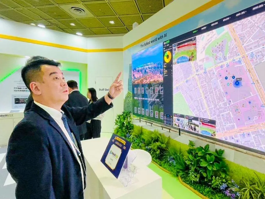 桃園市副秘書長金志聿(右二)於首爾參觀智慧城市獎展場。(桃園市政府提供)