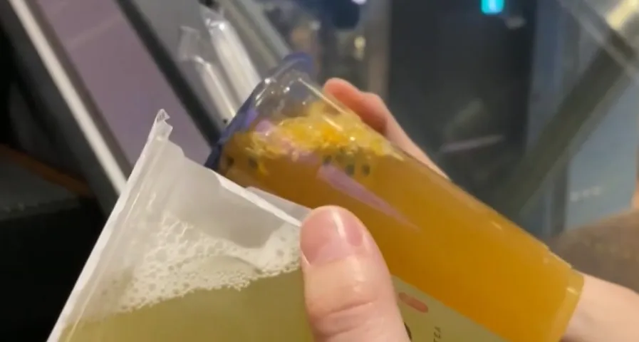 許多飲料名稱過於華麗無法看出成分，葡萄柚會抑制藥物代謝酶，提醒患者留意是否有藥物副作用，若有不適應就近看診。（示意圖／AI生成）