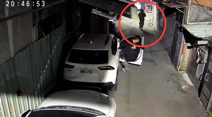 車主目擊刮車男下手立刻上前逮人。(圖/翻攝畫面)