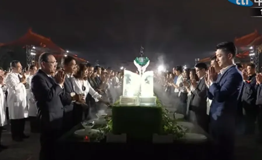 侯友宜、蔣萬安出席「2026年佛誕浴佛‧孝親感恩祈福會」。(圖/中天新聞)
