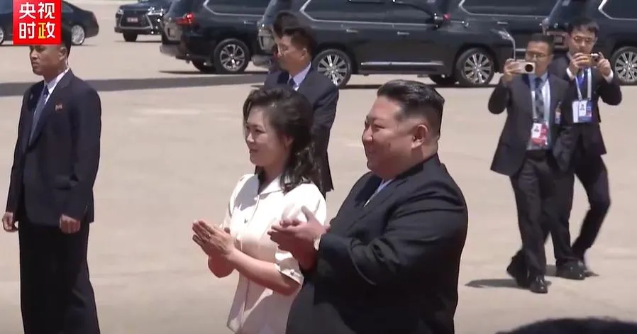 北韓領袖金正恩夫婦在機場迎接大陸國家主席習近平。(圖/翻攝《央視》)