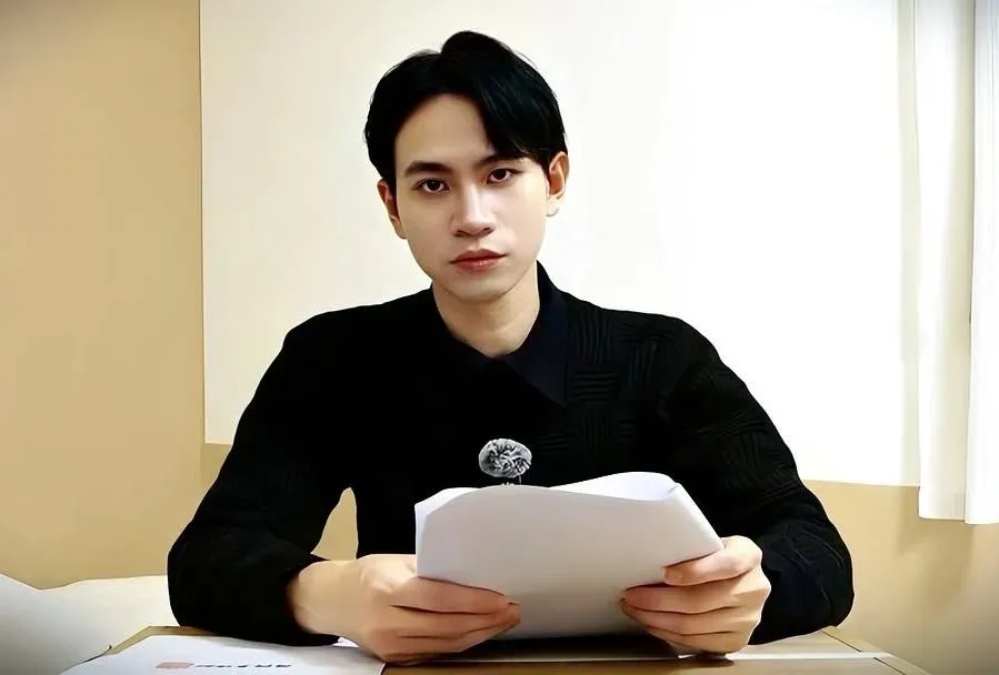 YouTube頻道「眾量級CROWD」成員Andy控訴前女友家寧和她家人奪走頻道經營權，讓他一無所有。（圖／翻攝自Instagram@andy1994x）