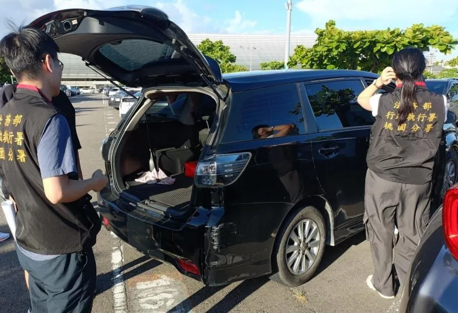 執行署人員強勢查扣黃牛車輛。(圖/翻攝畫面)