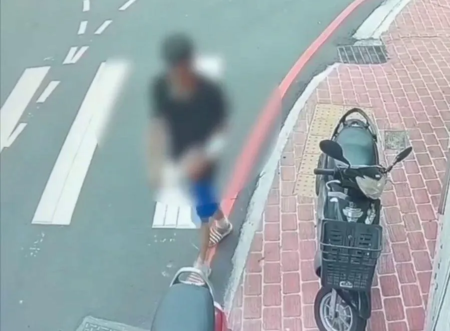該名狂男在超商旁揮刀。(圖/翻攝畫面)