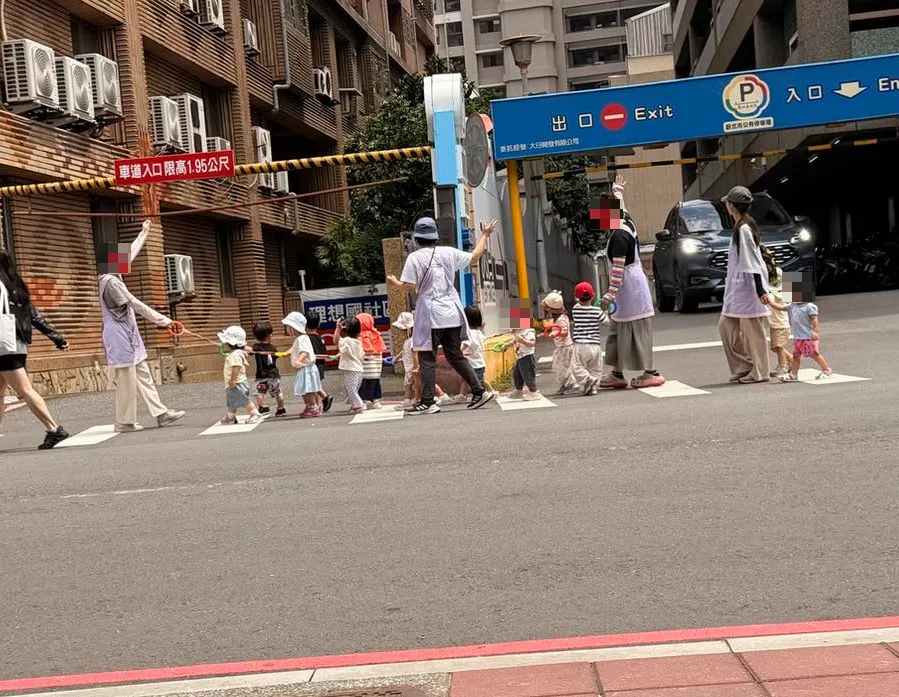 新北1處店家分享每天都有小朋友經過店前，天真可愛的畫面宛如「小小人」上演「療癒實境秀」。（圖／Facebook@蘆洲七號麵線授權提供）