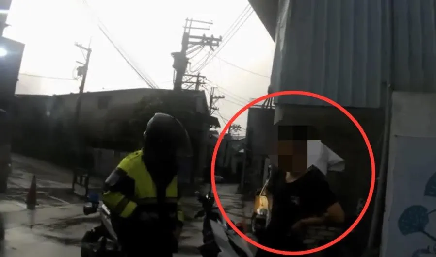 警方查扣金飾與贓款等證物。（圖／翻攝畫面）