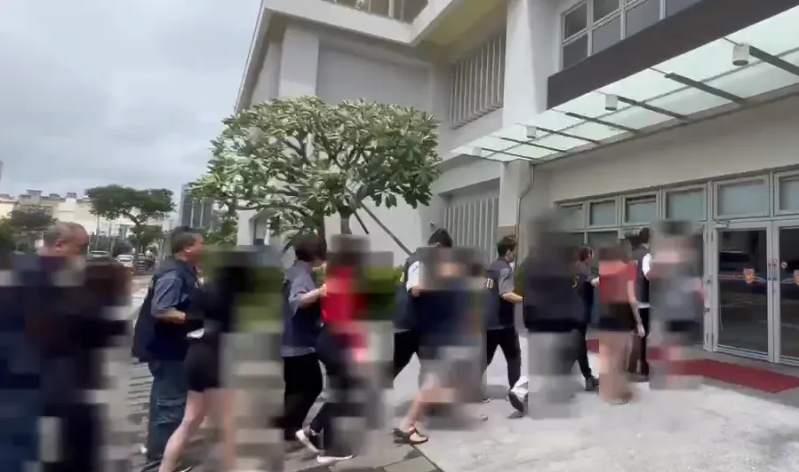 警方訊後將負責人及員工等13人隨案解送高雄地方檢察署。（圖／警方提供）