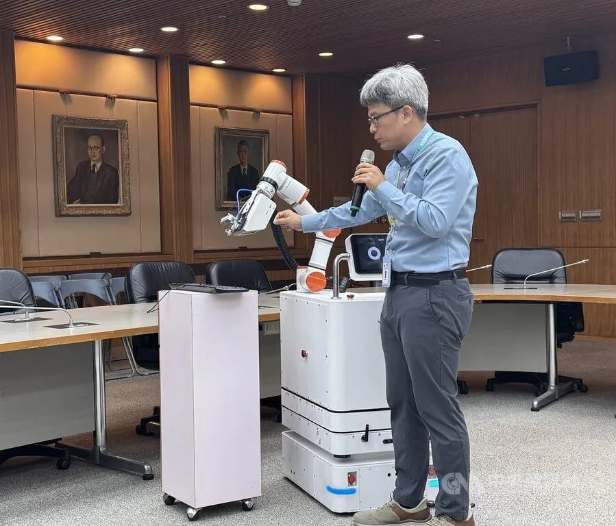 「台威醫寶」第3代AI消毒機器人，系統運作涵蓋三大面向，包括「實體消毒」、「驗證機制」及「成效紀錄」，邁向「可規劃、可驗證、可追溯」的全新智慧管理模式。(圖/中央社)