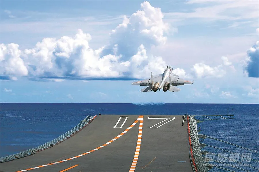 大陸的殲15戰機由山東號航艦上滑跳起飛。(圖/大陸國防部)