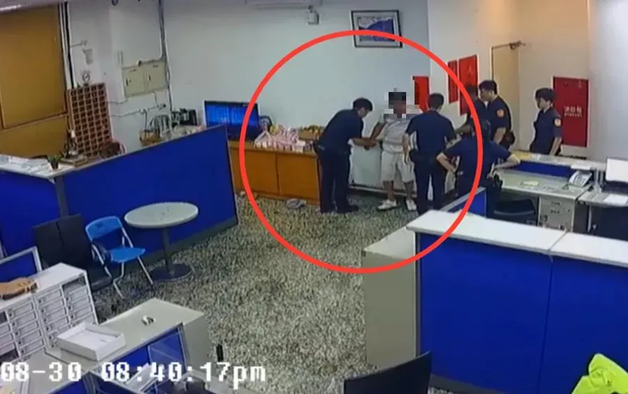 男子被警方上銬逮捕。(圖/翻攝畫面)