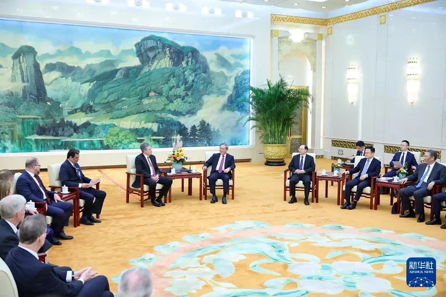 23日下午，大陸國務院總理李強（右六）在北京人民大會堂會見美國聯邦參議員戴恩斯（右七）一行。（圖／新華社）