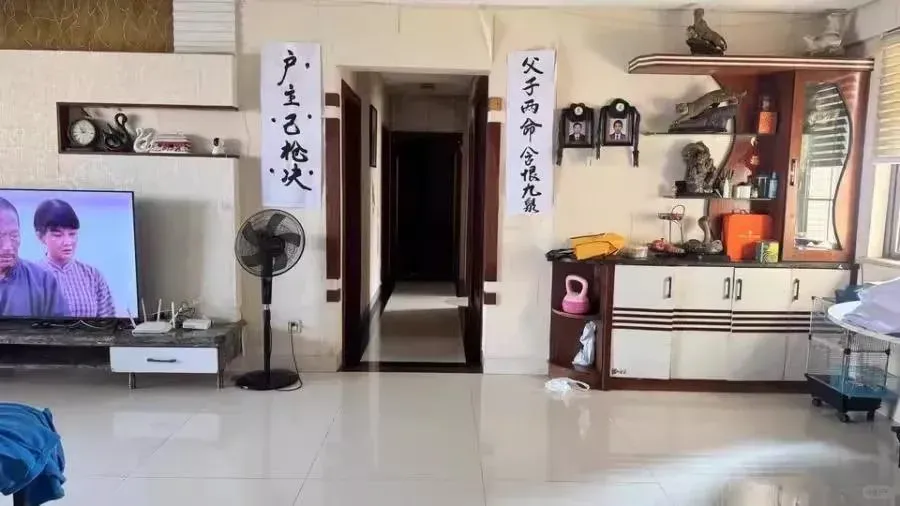 李俊鵬被法拍的單位貼有多條條幅。(圖/翻攝微博)