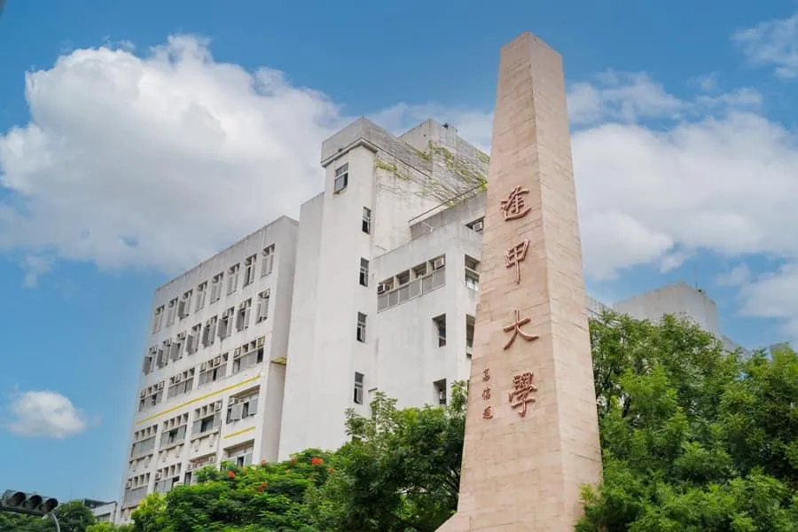 逢甲大學畢業典禮因為兩名家長「當場開戰」，校方最後選擇取消典禮，引發其他學生及家長強烈不滿。（圖／翻攝自逢甲大學臉書）