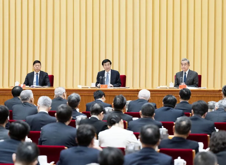 中共中央2026年對台工作會議9日至10日在北京舉行,由中共中央政治局委員、中央外事工作委員會辦公室主任王毅(右)主持,大陸全國政協主席王滬寧(中)出席講話。(新華社)