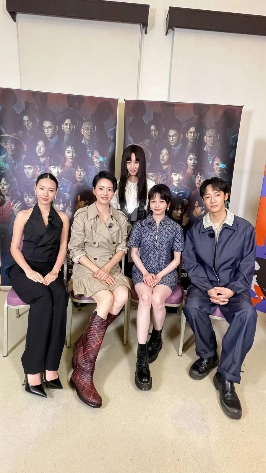 《聰明鎮》演員演員許曦文（左起）、梁詠琪、陳妍霏、劉修甫接受Lulu（後排）專訪。（圖／三立 提供）