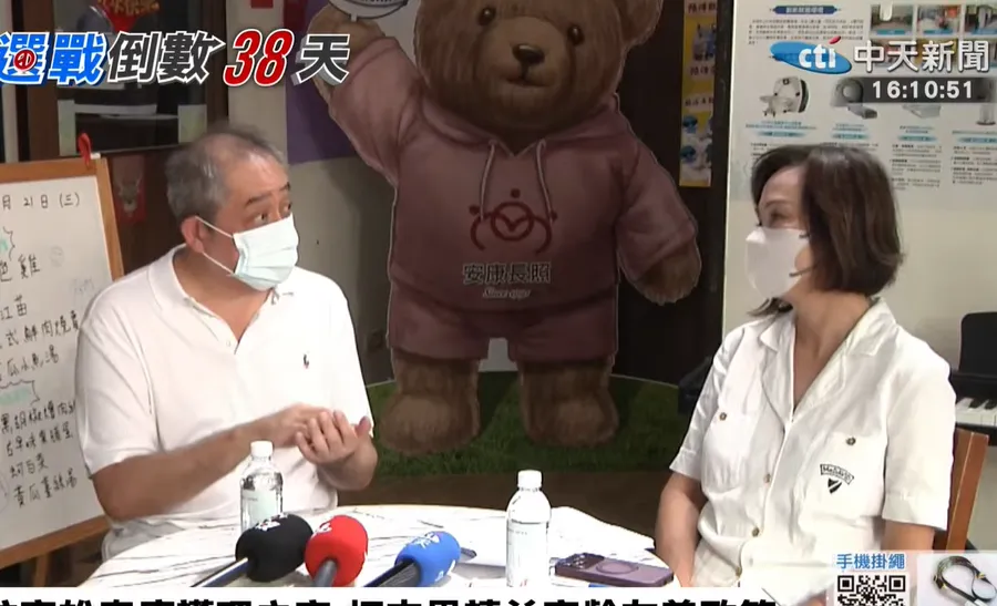 柯志恩21日拜訪高雄泰康護理之家，請益高齡友善政策。（圖／中天新聞）