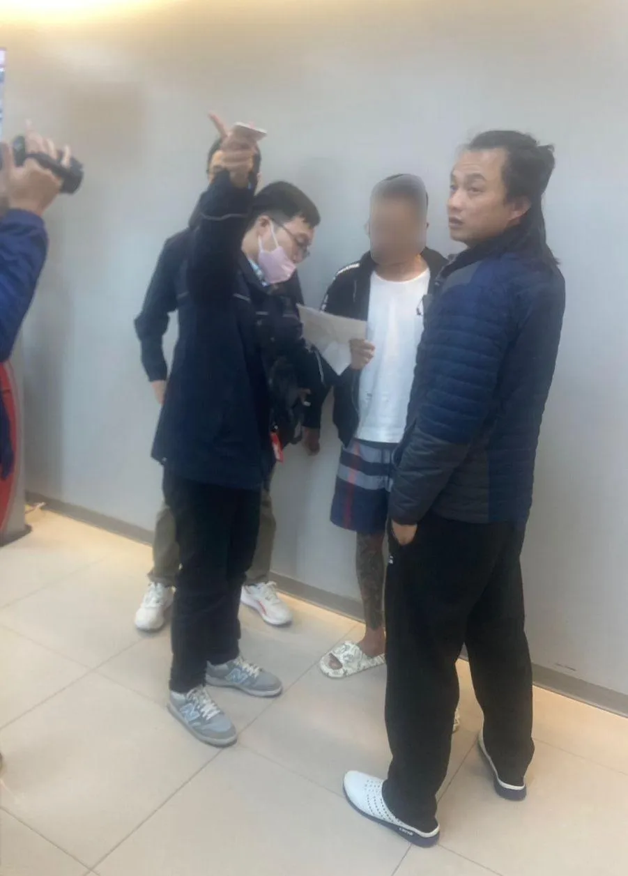 警方查獲的克拉克手槍。（圖／桃園海巡查緝隊提供）