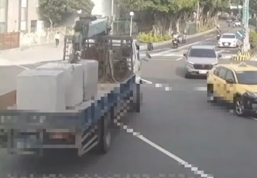 三重一處社區地下停車場出入口近日遭地主以巨型石塊封堵，引發住戶進出受阻。（圖／警方提供）