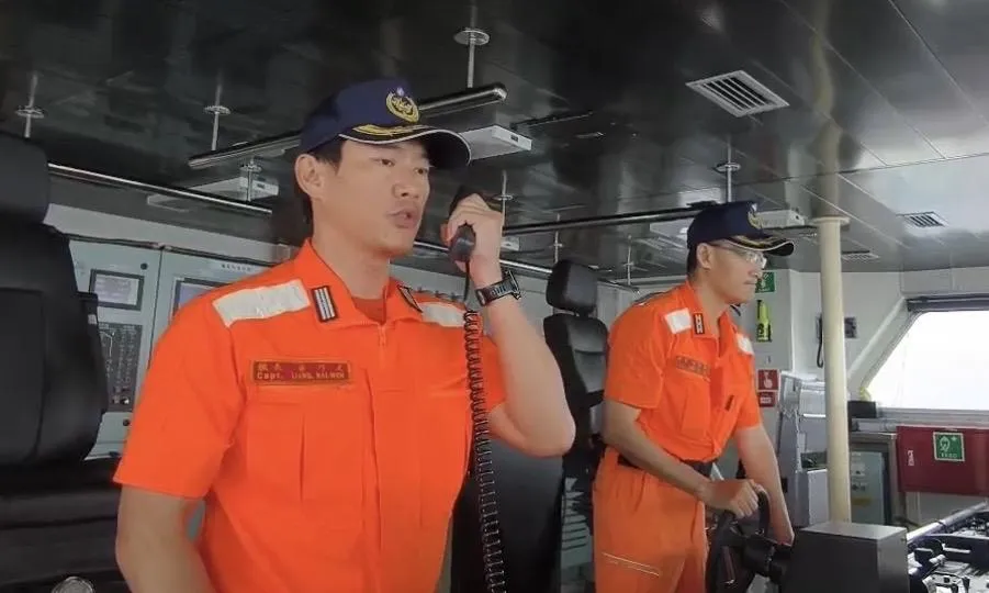海巡「長濱艦」向韓國籍S輪中英文廣播情形。（圖／海巡署提供）