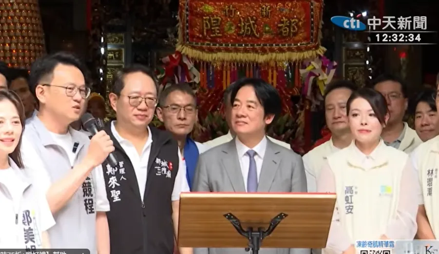 總統賴清德27日出席「竹塹中元城隍祭—奉旨遶境賑孤」團拜起駕儀式，與新竹市長高虹安（右一）、民進黨新竹市長參選人莊競程（左二）同台。（圖／中天新聞）