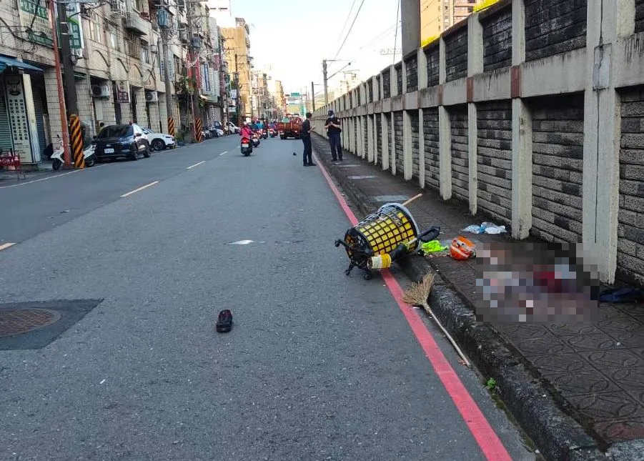 新北樹林鎮前街清晨發生車禍，機車騎士與道路清掃員發生碰撞。（圖／警方提供）