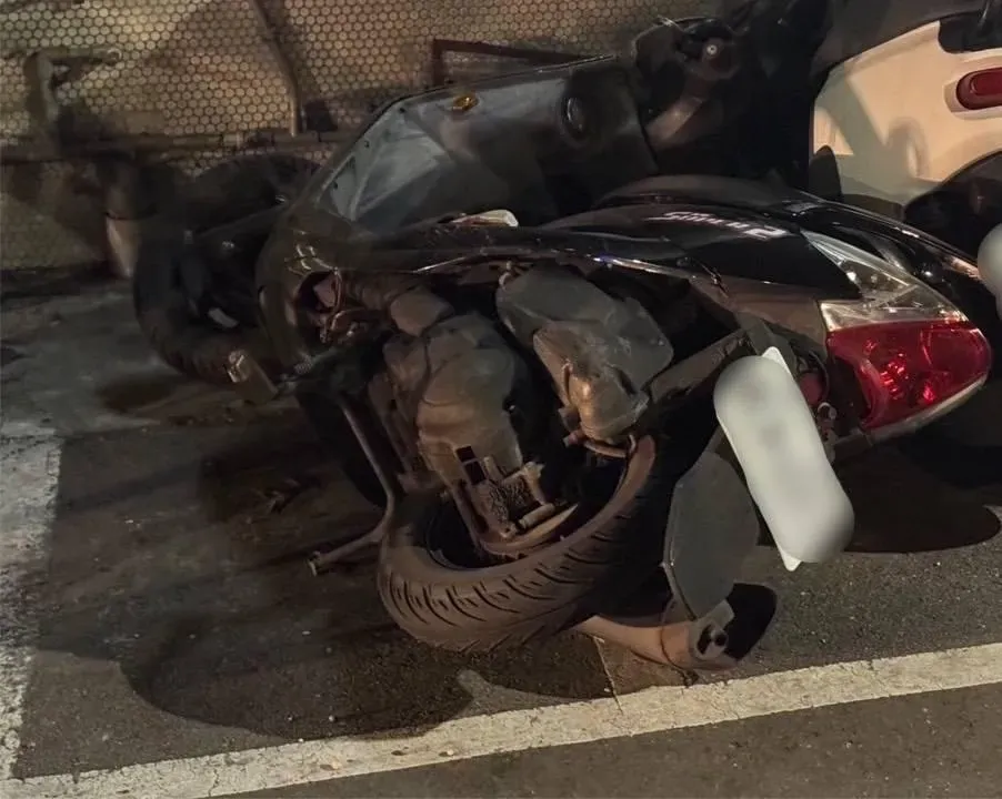 周男僅因求職不順就推倒路旁機車遭警方逮捕。（圖／翻攝畫面）