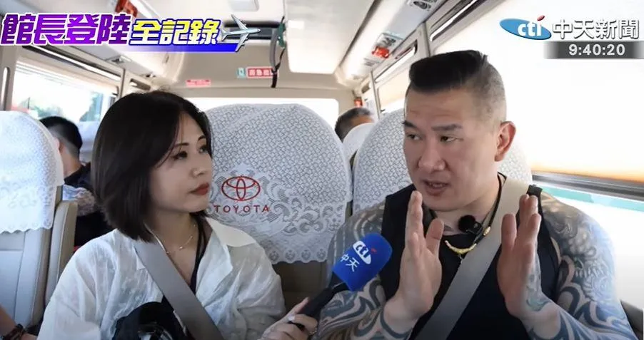 何橞瑢（左）全程採訪館長（右）。（圖/翻攝中天新聞）