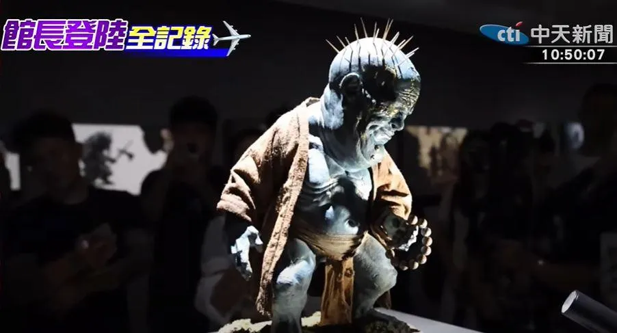 館長看到「幽魂」的雕塑時，忽然高喊「蘇貞昌救我」。（圖／中天新聞）