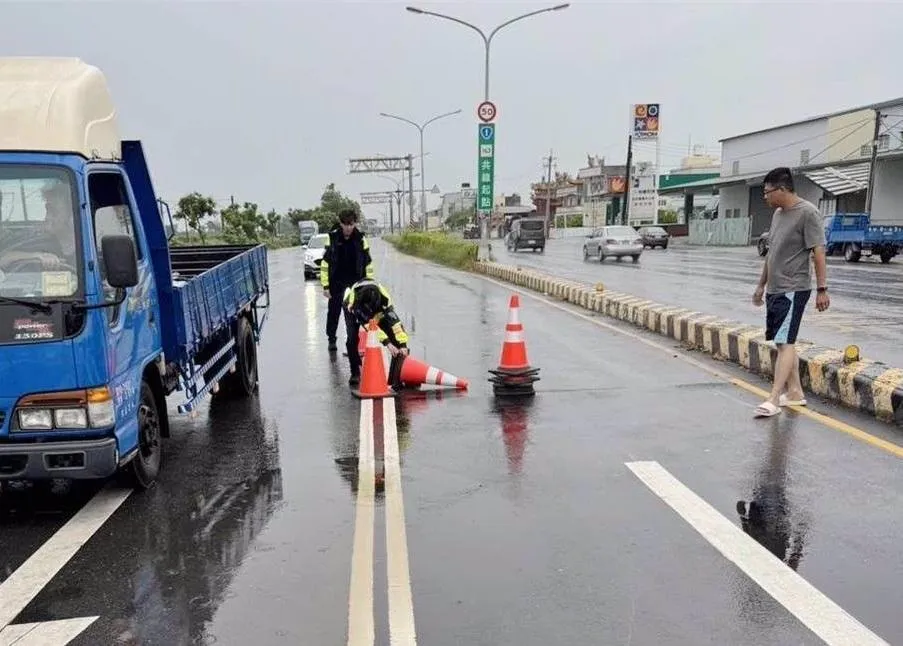 台1線275.4K路段的南下、北上車道接連出現路面塌陷,已封閉部分車道。(圖/嘉義縣政府提供)