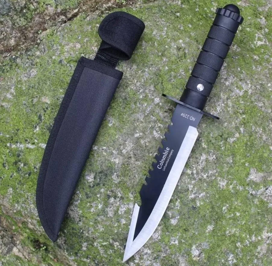 白男向警方供稱,自己在保全公司擔任武術教官,2把露營刀都是從網路平台購買,平時作為工作與教學使用,並無攻擊他人的意圖。(圖/警方提供)