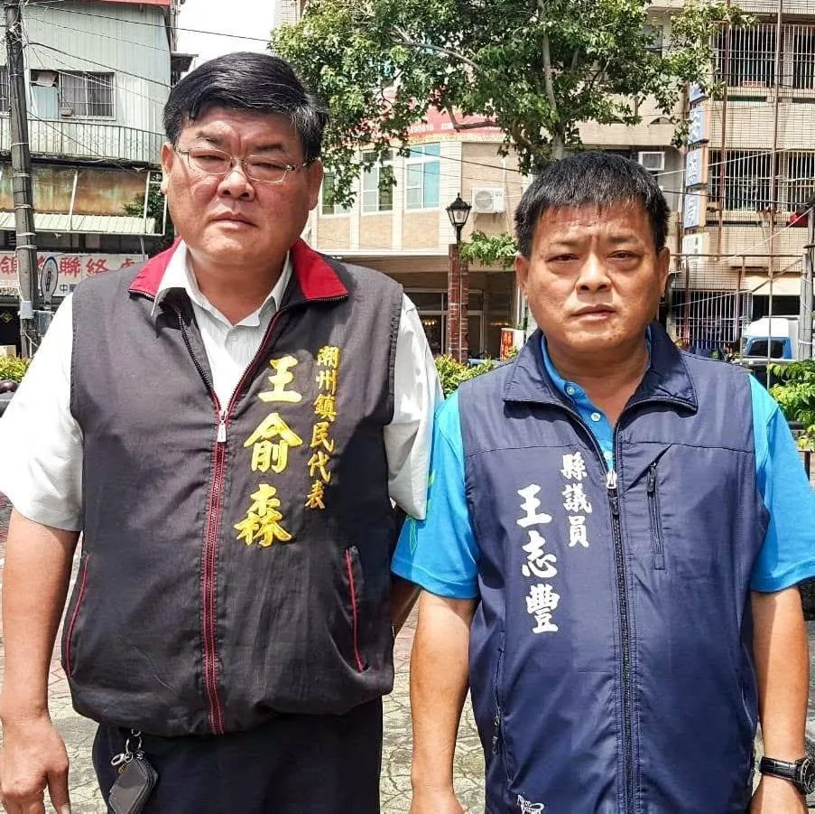 前屏東潮州鎮長王志豐(右)11日因病辭世享壽64歲。(圖/翻攝自臉書「王志豐與王俞森聯合服務網」)
