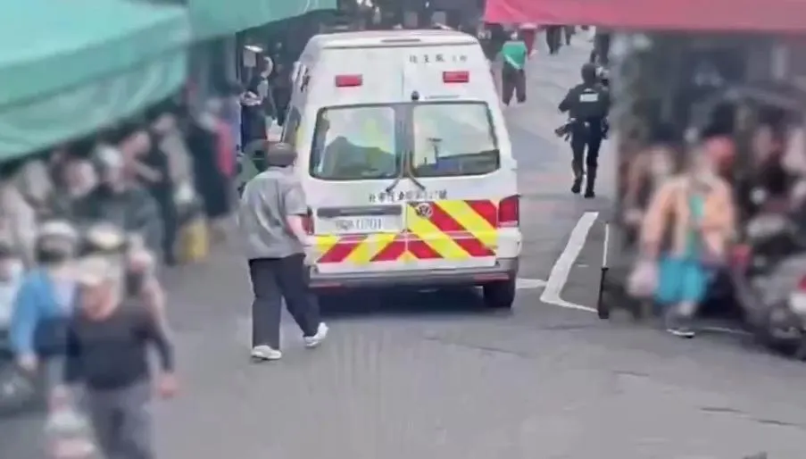 男子在市場揮刀警消趕赴現場。(圖/翻攝畫面)