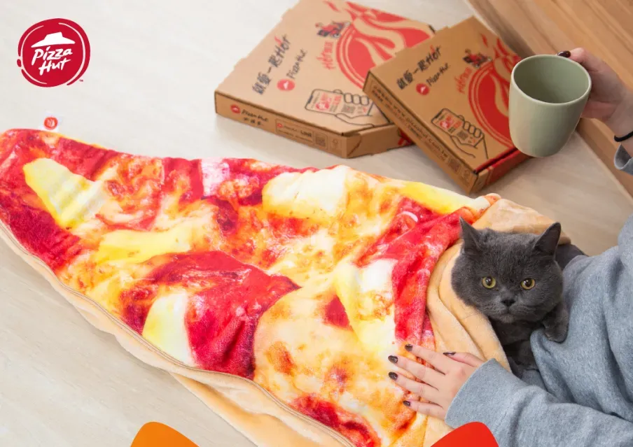 新品「夏威夷披薩睡袋」保暖推出。(圖/翻攝自必勝客 Pizza Hut臉書)