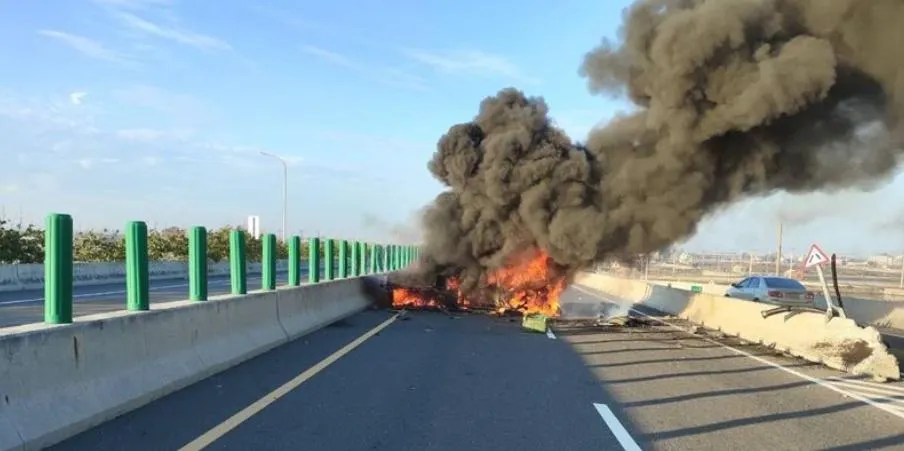 小貨車自撞火燒車事故。(圖/翻攝畫面)
