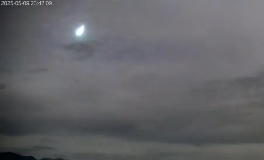 超級亮的神祕光球劃過夜空。(圖/翻攝自阿里山國家風景區管理處YouTube)