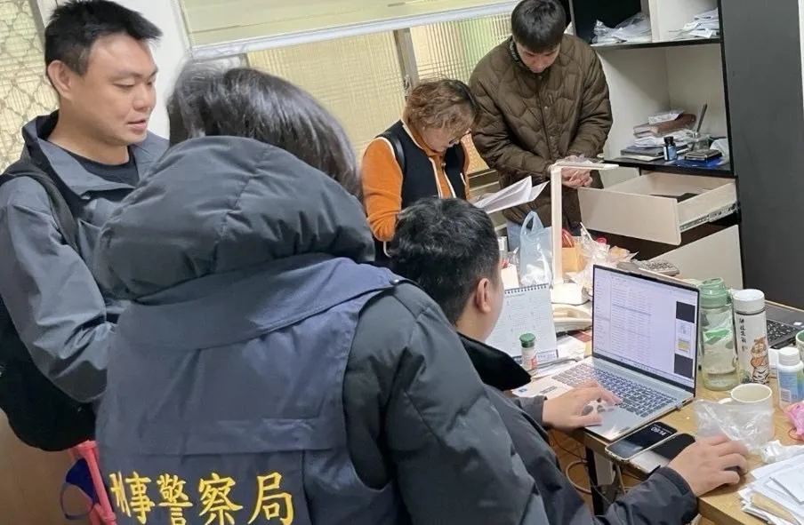 會計師成為詐團軍師警方搜索查扣證物。(圖/翻攝畫面)