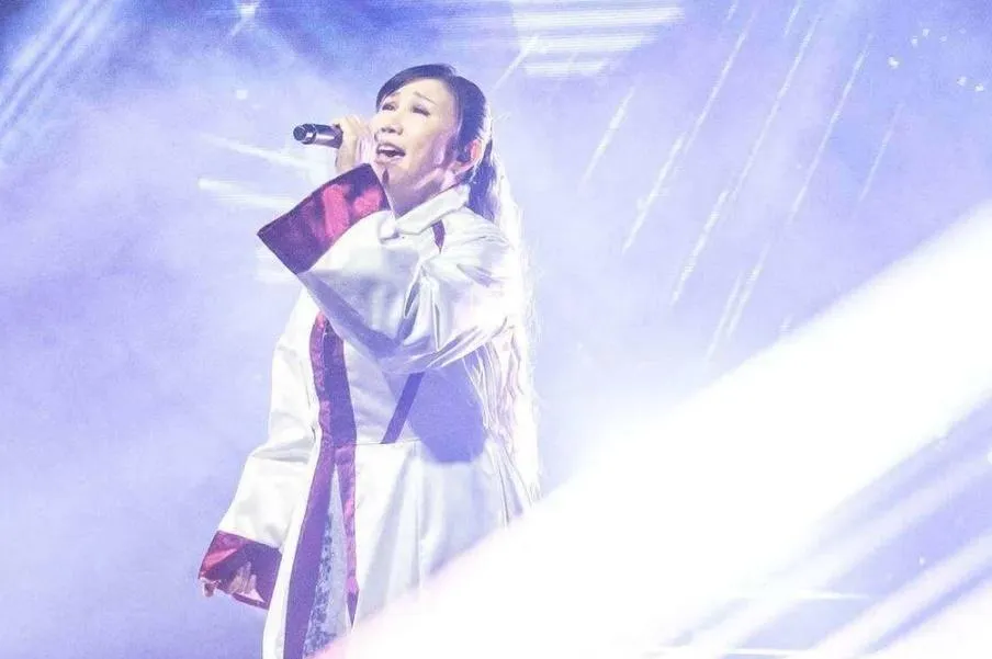 日本歌手高橋洋子因動畫《新世紀福音戰士》主題曲〈殘酷天使的行動綱領〉走紅,10月24日將來台舉辦2026亞洲巡迴演唱會。(圖/梵思娛樂 提供)