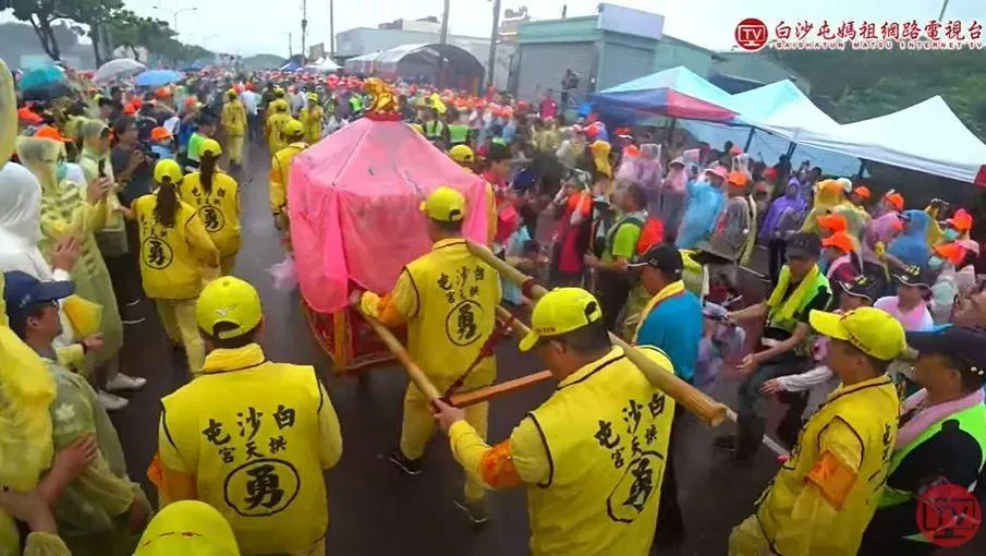粉紅超跑面對有罷免旗幟的隊伍，逕行轉彎離去。（圖／翻攝自白沙屯媽祖網路電視台）