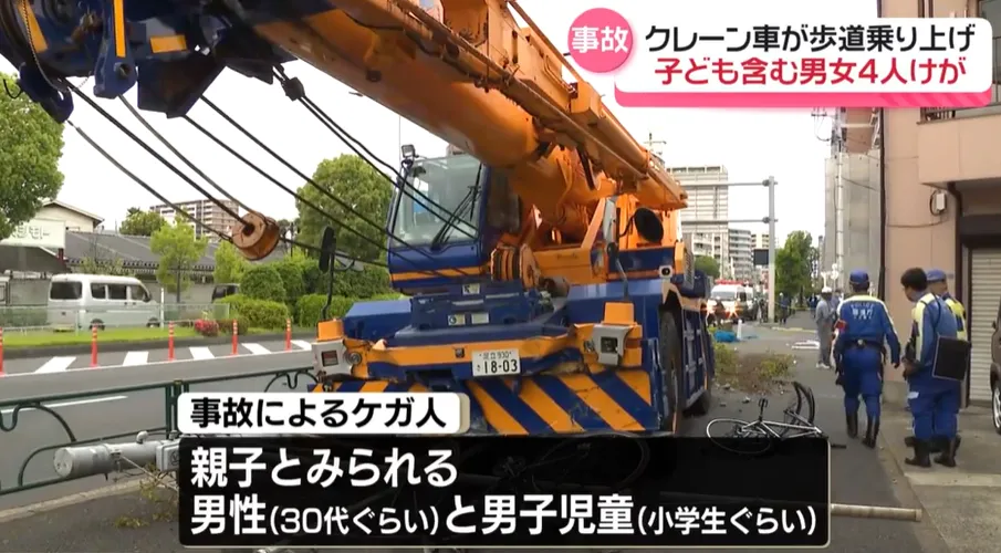一輛起重機失控衝上人行道釀成4傷。（圖／NNN）
