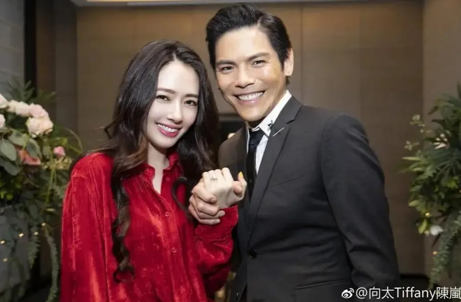向華強大讚郭碧婷（左）是個非常會守財的人。（圖／翻攝微博 向太Tiffany陳嵐）