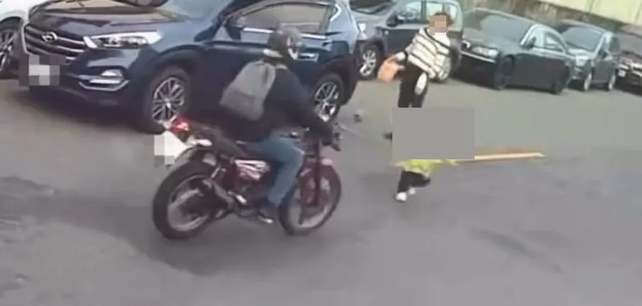 日前台中市西屯區發生一起車禍糾紛，一名騎士行經回收場門口時，一名3歲男童突然從違停車輛內衝出，騎士閃避不及發生碰撞。（圖／網友o11223368授權提供）