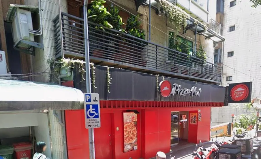 全球餐飲集團百勝餐飲宣布，將以總價27億美元出售旗下披薩品牌必勝客，藉此調整企業結構並集中資源於核心品牌發展。（圖／翻攝自Google街景圖）