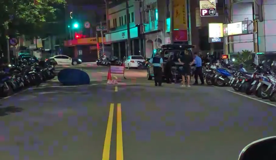 陳姓女護理師遭賓士輾壓身亡，警方到場採證。（圖／中天新聞）