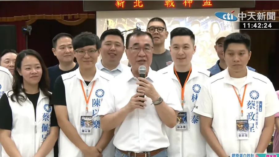 國民黨新北市長參選人李四川12日與青年發展基金會董事長連勝文出席「新北戰神盃」戰鬥陀螺大賽。（圖／中天新聞）