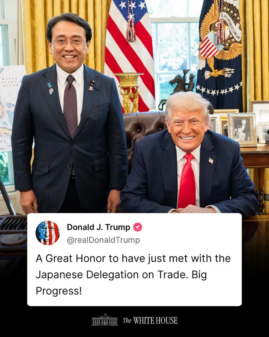日本談判團代表赤澤和美國總統川普合影。(圖/翻攝TruthSocila@realDonaldTrump)