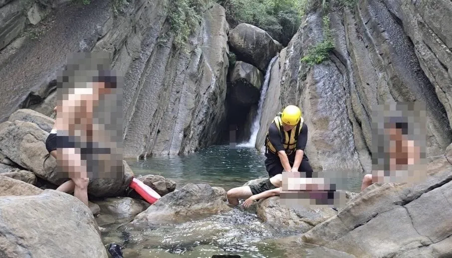 男大生溺水現場CPR搶救。(圖/翻攝畫面)