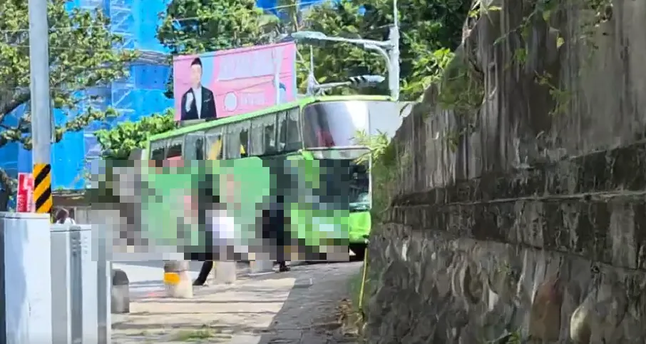 1台統聯客運巴士今（16）日上午9點18分不明原因未轉彎，於花蓮市明禮路直衝花崗國中校門，撞毀護墩。（圖／中天新聞）