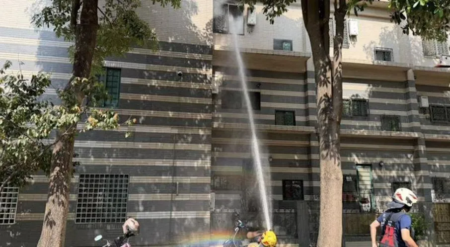 竹北市一棟透天厝今上午發生火警。(圖/翻攝畫面)