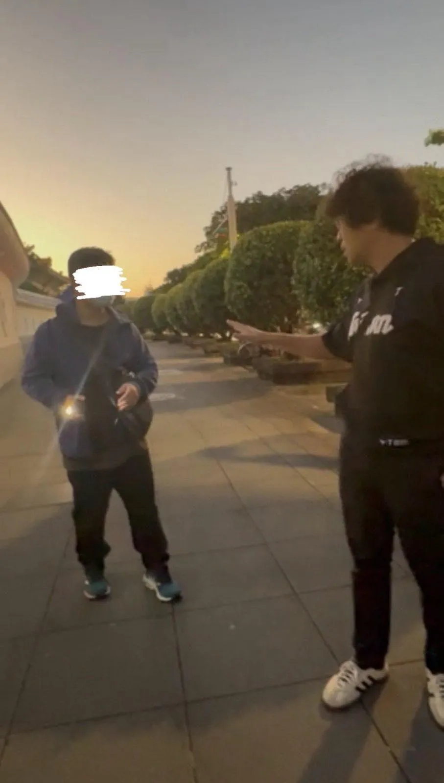 民進黨立委沈伯洋7日下午帶女兒到國家音樂廳散步時突遭一名男子挑釁嗆聲。（圖／沈伯洋臉書）